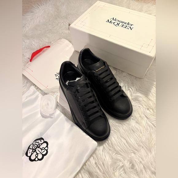 Alexander McQueen Men's Oversized Sneaker in Black size 10.5